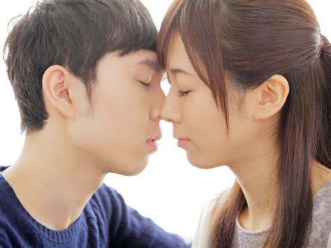 キスをたくさんしてくる男性|何度もキスする・キスが止まらない男性心理は？キスをたくさん。